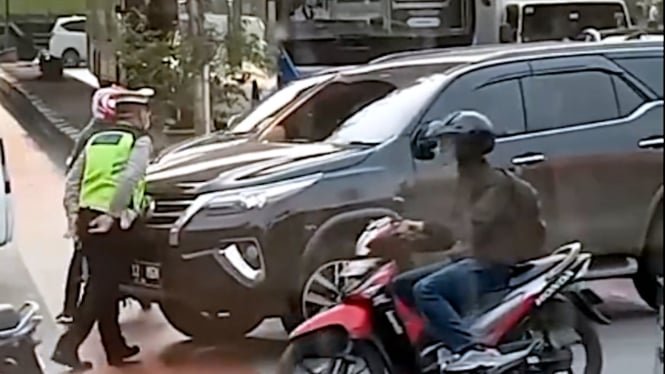 Viral Detik-detik Polisi Disundul Fortuner di Tengah Jalan