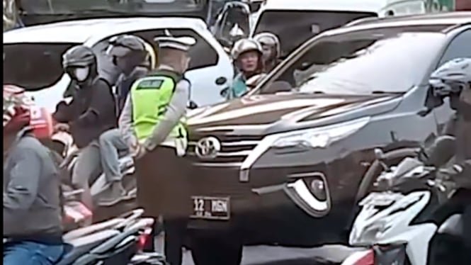 Penyebab Ratusan Bule di Bali Enggan Pakai Helm, dan Polisi Disundul Fortuner di Jalan