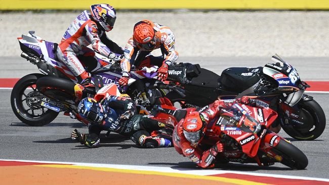 FOTO: Detik-detik 'Dosa' Marquez Tabrak Oliveira di MotoGP Portugal