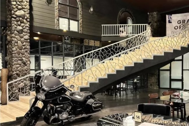 Surabaya Punya! Cafe Otomotif Satu Ini Jagonya Bikin Fotomu Seperti Crazy Rich, Kulinernya Ambyar Di Mulut