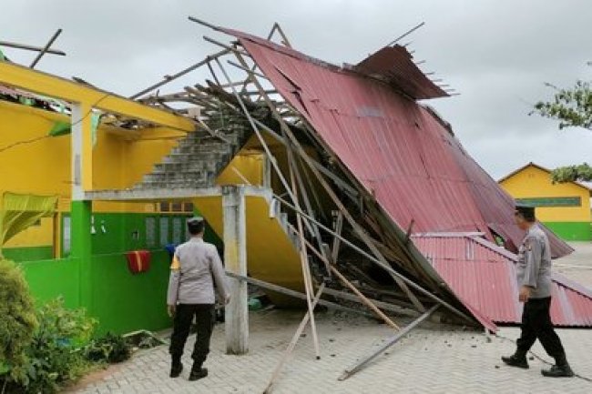 Angin Kencang Runtuhkan Bangunan Asrama Pesantren di Kubu Raya, 8 Santriwati Terluka