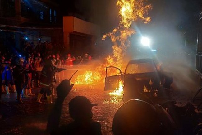 Mobil Pengetap BBM Terbakar di Samarinda, Dua Orang Luka-Luka Terkena Ledakan