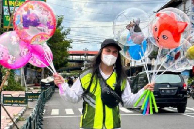 Baim Wong Nyamar Jadi Penjual Balon di Malioboro, Dagangan Cuma Laku 2 Biji