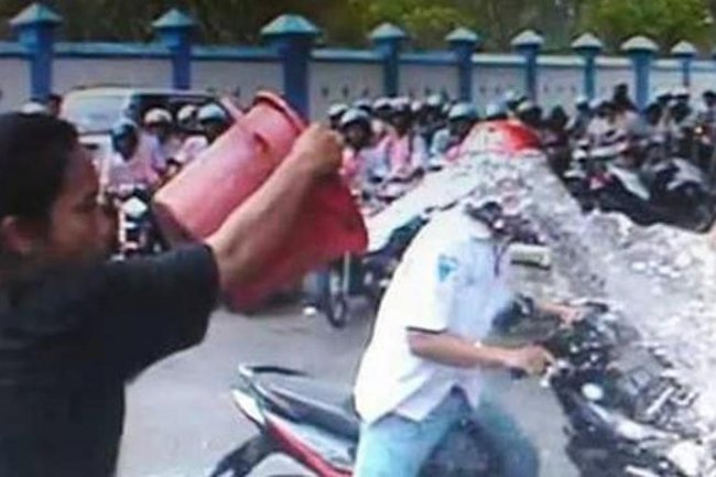 Kumpulan Aksi Ibu-Ibu di Jalan Raya yang Bikin Geregetan