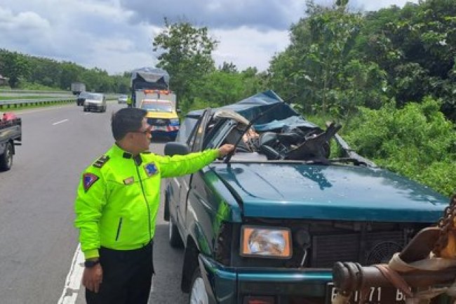 Panther Ringsek Usai Seruduk Truk Fuso di Tol Solo-Ngawi