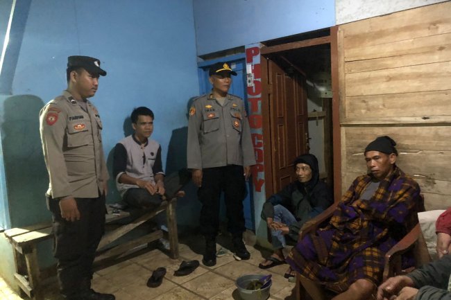 Masyarakat Cibinong di Bangunkan Anggota Kepolisian Sektor Cibinong saat Sahur