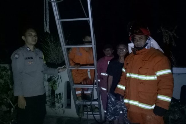 Gercep… Anggota Polsek Cilaku Bantu Warga Cegah Kebakaran