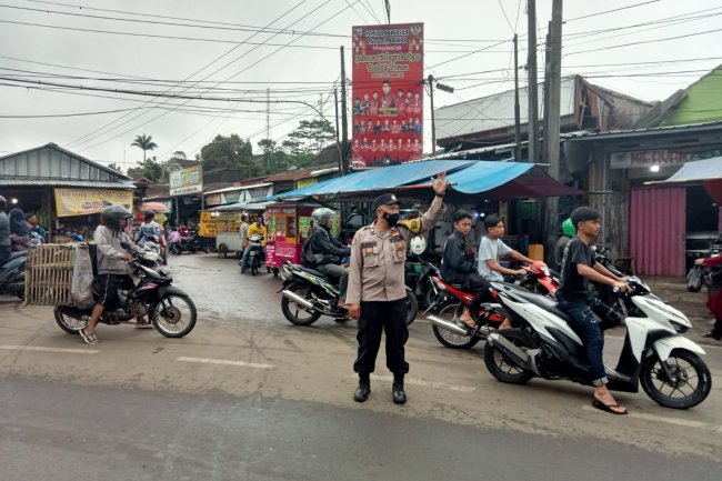 Kehadiran Personil Polsek Sukanagara Di Waktu Ngabuburit Dengan Gatur Lalin