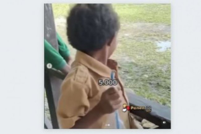 Miris, Bocah Papua Ini Beli Air Putih Satu Plastik Rp 5.000