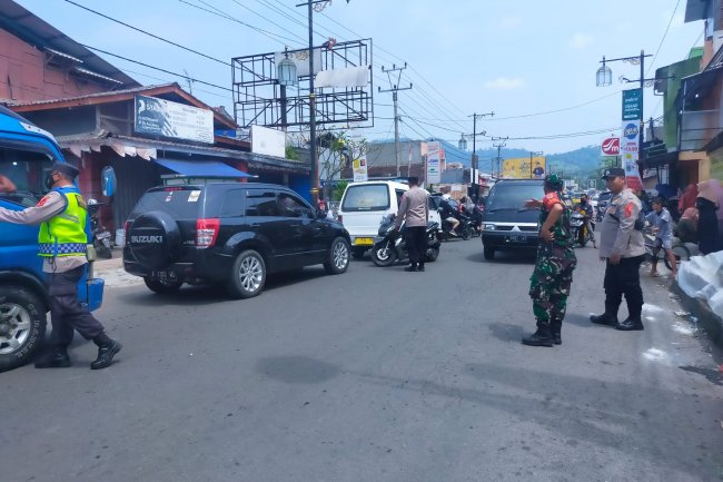 Cibeber Volume kendaraan meningkat menimbulkan Kemacetan