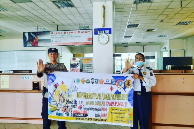 Pelaksanaan Sosialisasi Pencegahan Pungli pada petugas di Pelabuhan Ferry Internasional Marina City, Teluk Senimba, demi menciptakan liburan Lebaran Idul Fitri bebas dari Pungli.