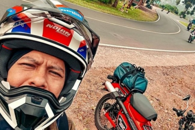 Ariel NOAH Mudik Sendirian Naik Motor, Netizen: Mau Dong Dibonceng Ayang