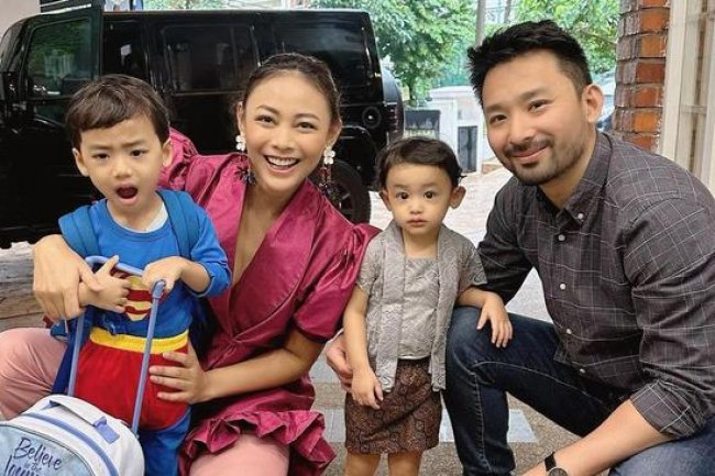 7 Potret Whulandary Herman Puteri Indonesia Ikut Suami Tinggal di Malaysia, Sudah Dikaruniai 2 Anak