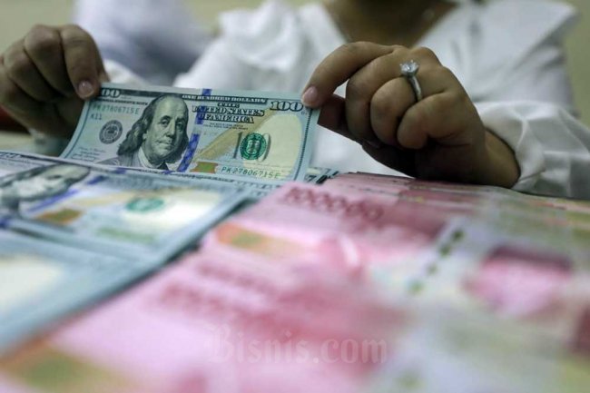 Dolar AS Jatuh Akibat Rilis Ekonomi AS Melemah, Suku Bunga Berpotensi Tertahan