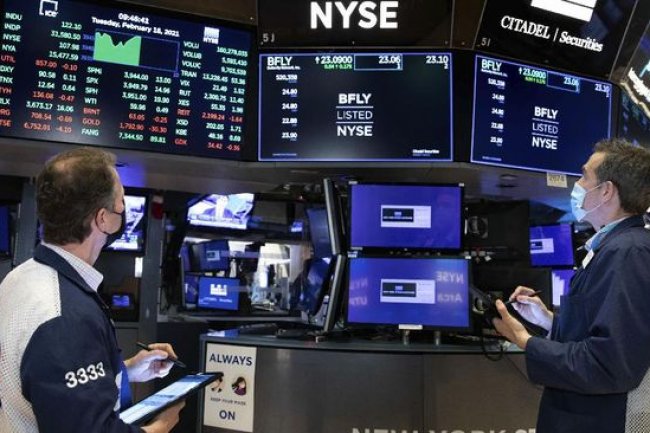 Wall Street Menghijau Setelah Warga AS Mulai Kurangi Belanja