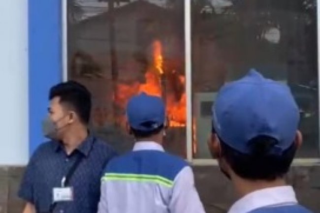 Perusahaan Sparepart Otomotif di Gresik, PT Indospring Terbakar