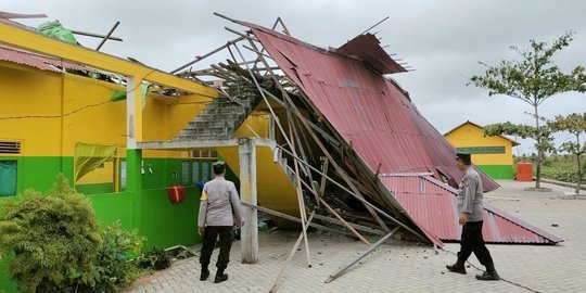 Angin Kencang Runtuhkan Bangunan Asrama Pesantren di Kubu Raya, 8 Santriwati Terluka