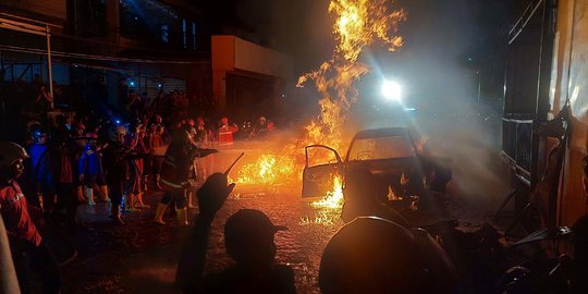 Mobil Pengetap BBM Terbakar di Samarinda, Dua Orang Luka-Luka Terkena Ledakan