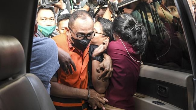 FOTO: Rafael Alun Ditahan KPK hingga Perayaan HUT ke-77 TNI AU