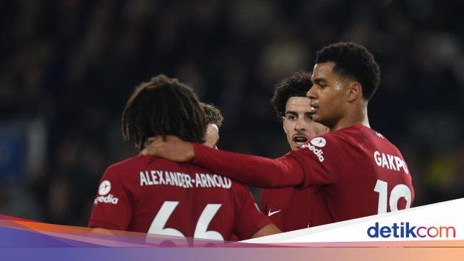 Foto Momen Kontroversial yang Awali Pesta Gol Liverpool Lawan Leeds