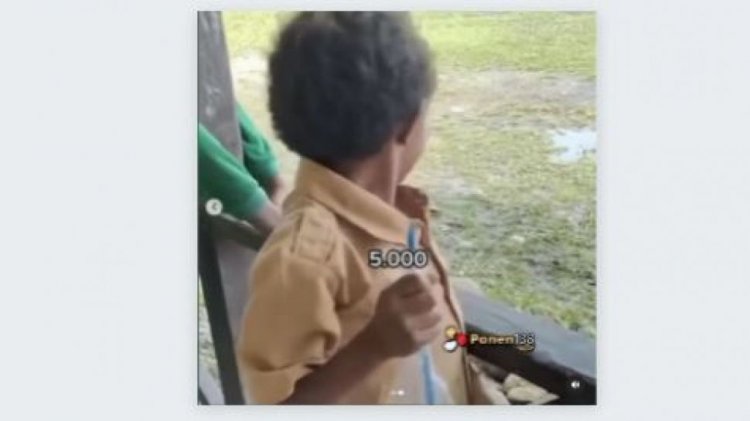 Miris, Bocah Papua Ini Beli Air Putih Satu Plastik Rp 5.000