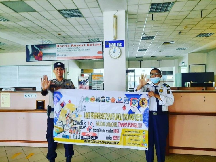 Pelaksanaan Sosialisasi Pencegahan Pungli pada petugas di Pelabuhan Ferry Internasional Marina City, Teluk Senimba, demi menciptakan liburan Lebaran Idul Fitri bebas dari Pungli.
