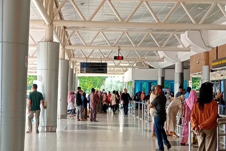Arus Balik Lebaran Padati Bandara Internasional Sultan Mahmud Badaruddin II Palembang