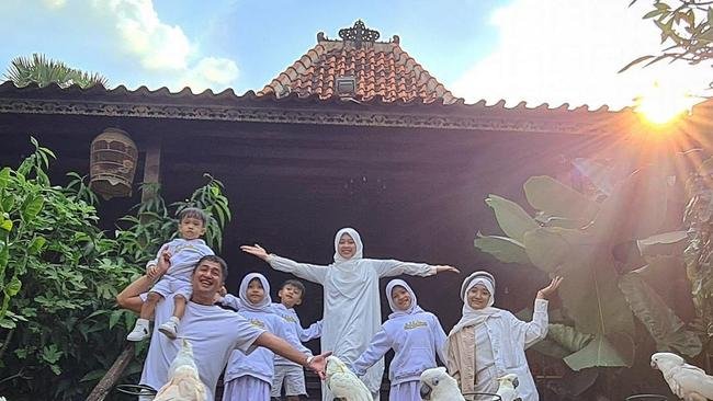 7 Potret Rumah Irfan Hakim, Mirip Joglo dengan Nuansa Jawa