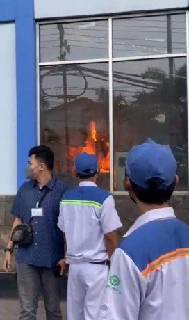 Perusahaan Sparepart Otomotif di Gresik, PT Indospring Terbakar