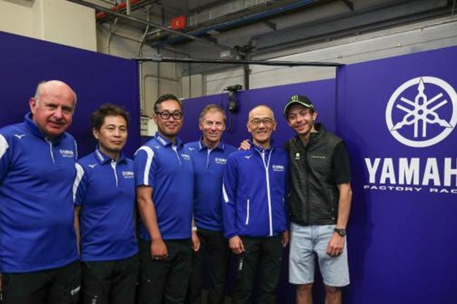 Menikmati Masa Pensiun, Valentino Rossi Bermesraan Lagi dengan Yamaha