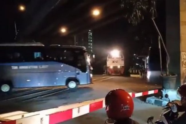 TNI AL Buka Suara soal Video 2 Bus TNI Terobos Perlintasan saat KA Sudah Dekat