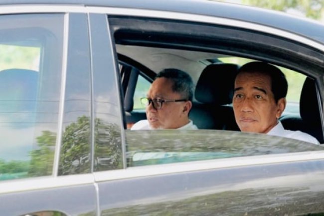 Paspampres Terjang Jalan Berlubang, Mobil Presiden Jokowi Nyangkut