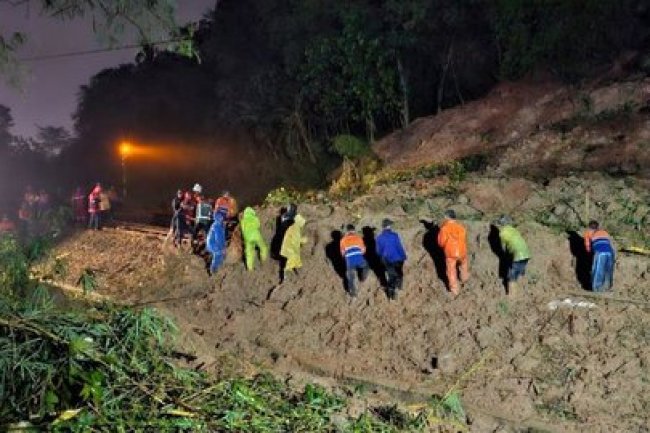 Longsor di Purwakarta, Perjalanan Sembilan Kereta Api Terganggu