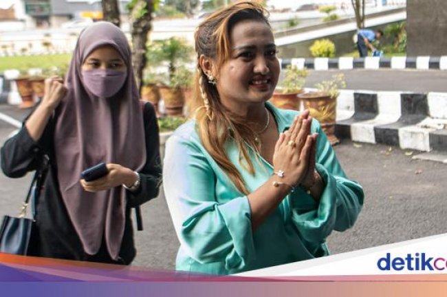Akui Kesalahan, Lina Mukherjee Kapok Makan Babi Baca Basmalah