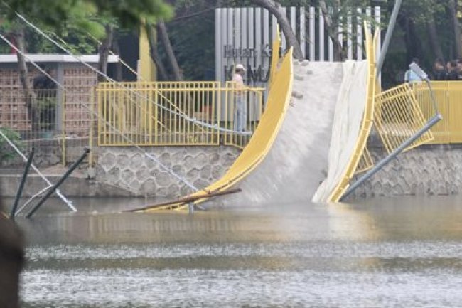 Jembatan di Cigalontang Tasikmalaya Roboh