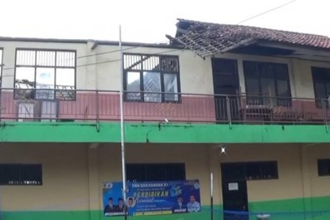 Atap Gedung Sekolah di Bekasi Ambruk, Dua Ruang Kelas Rusak Berat