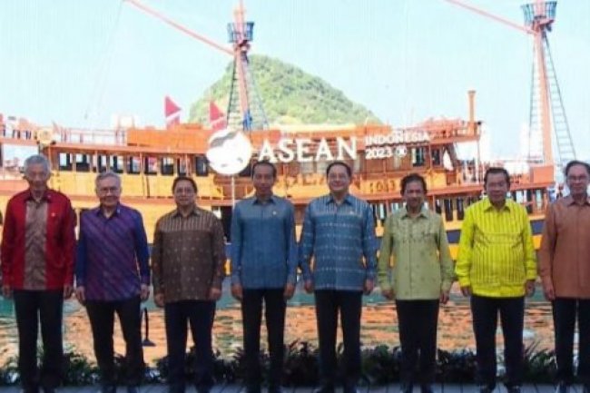 KTT Hari Kedua, Pemimpin ASEAN Pakai Tenun Mata Manuk Pilihan Jokowi