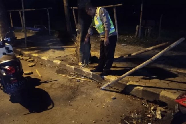 Peristiwa Kecelakaan di Jl Veteran Kota Kediri, Motor Melaju Kencang Tabrak Trotoar dan Pohon