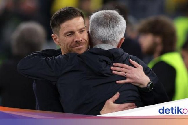 Peluk Hangat Jose Mourinho dan Xabi Alonso