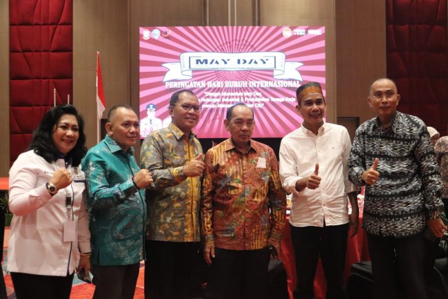 Berkontribusi Terhadap Ketenagakerjaan, Danny Pomanto bersama Rudianto Lallo Diganjar Penghargaan di Hari Buruh Internasional