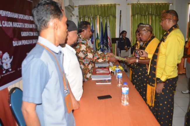 Mantan Bupati Nagekeo Elyas Djo Serahkan Dokumen Persyaratan Bacaleg Golkar ke KPU