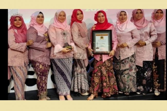 Bangga! Guru MAN Barito Selatan Raih Rekor MURI di Ajang Syair Internasional