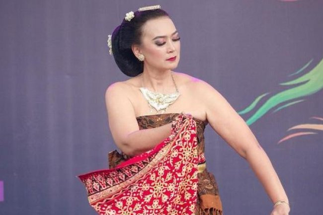 5 Potret Ira Wibowo Semangat Belajar Tari Jawa di Usia 55 Tahun, Alasannya Bikin Haru
