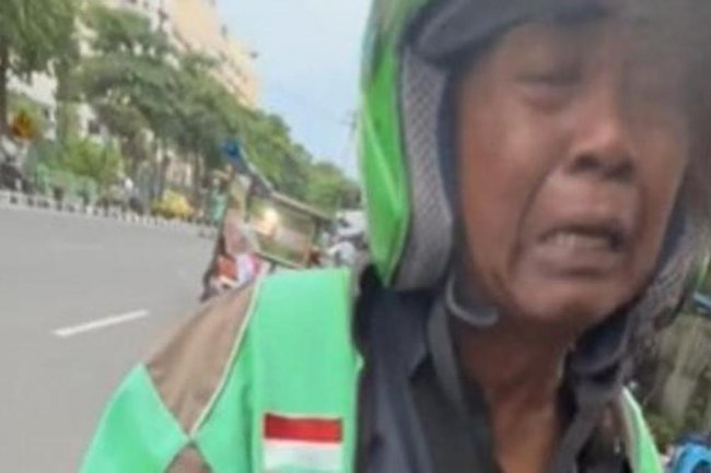 Kisah Sedih Driver Ojol Lansia Dorong Motor Mogok, Endingnya Bikin Terharu