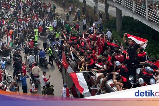 Warga Membeludak Sambut Bus Pawai Timnas U-22 dan Juara Sea Games di Sudirman