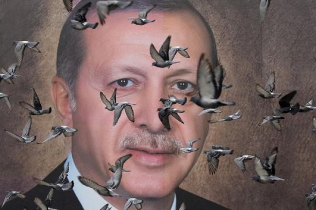 Charlie Hebdo Bikin Karikatur Erdogan Bugil-Kesetrum saat Pemilu Turki