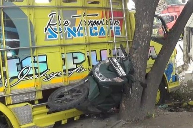 Usai Seruduk Motor dan Pohon, Truk Bermuatan Beras Tabrak Tiang Baliho hingga Roboh