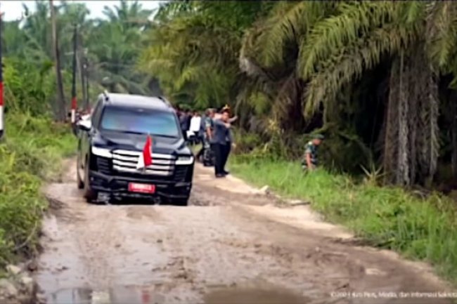 Mobil Baru Presiden Jokowi Lewat Jalan Rusak, dan Alasan Masa Berlaku SIM 5 Tahun