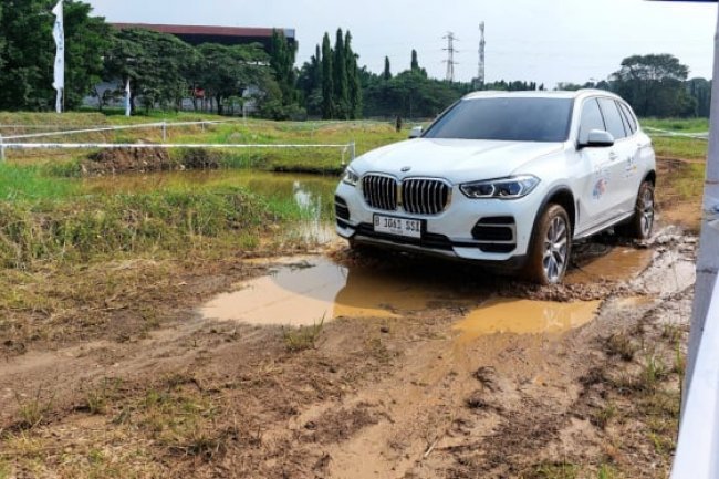 Pengalaman Berkendara Mobil Listrik BMW di Jalanan Off-Road