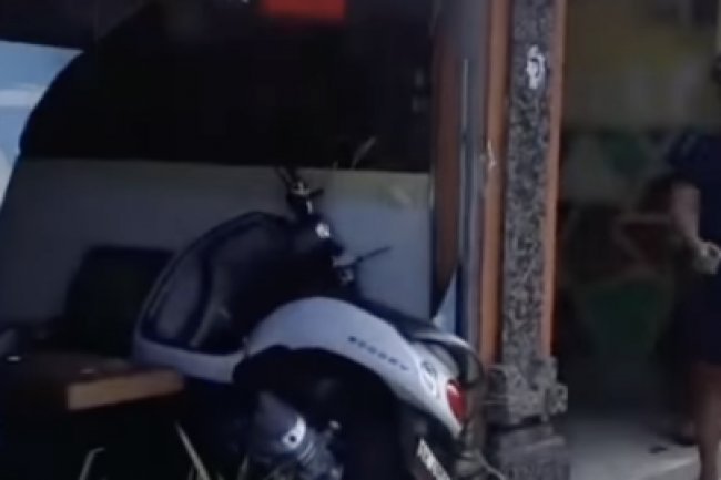 Kehilangan Kendali, Bule Australia Tabrak Toko di Kuta Bali